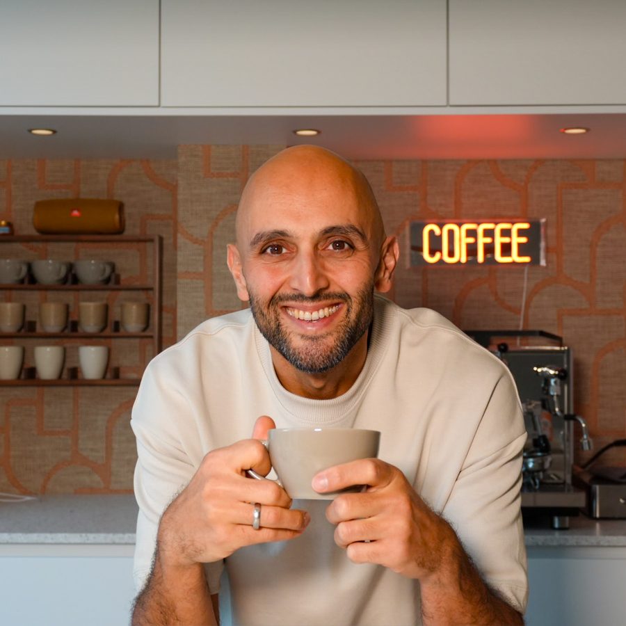 Doğaç Akdağ met een kop koffie
